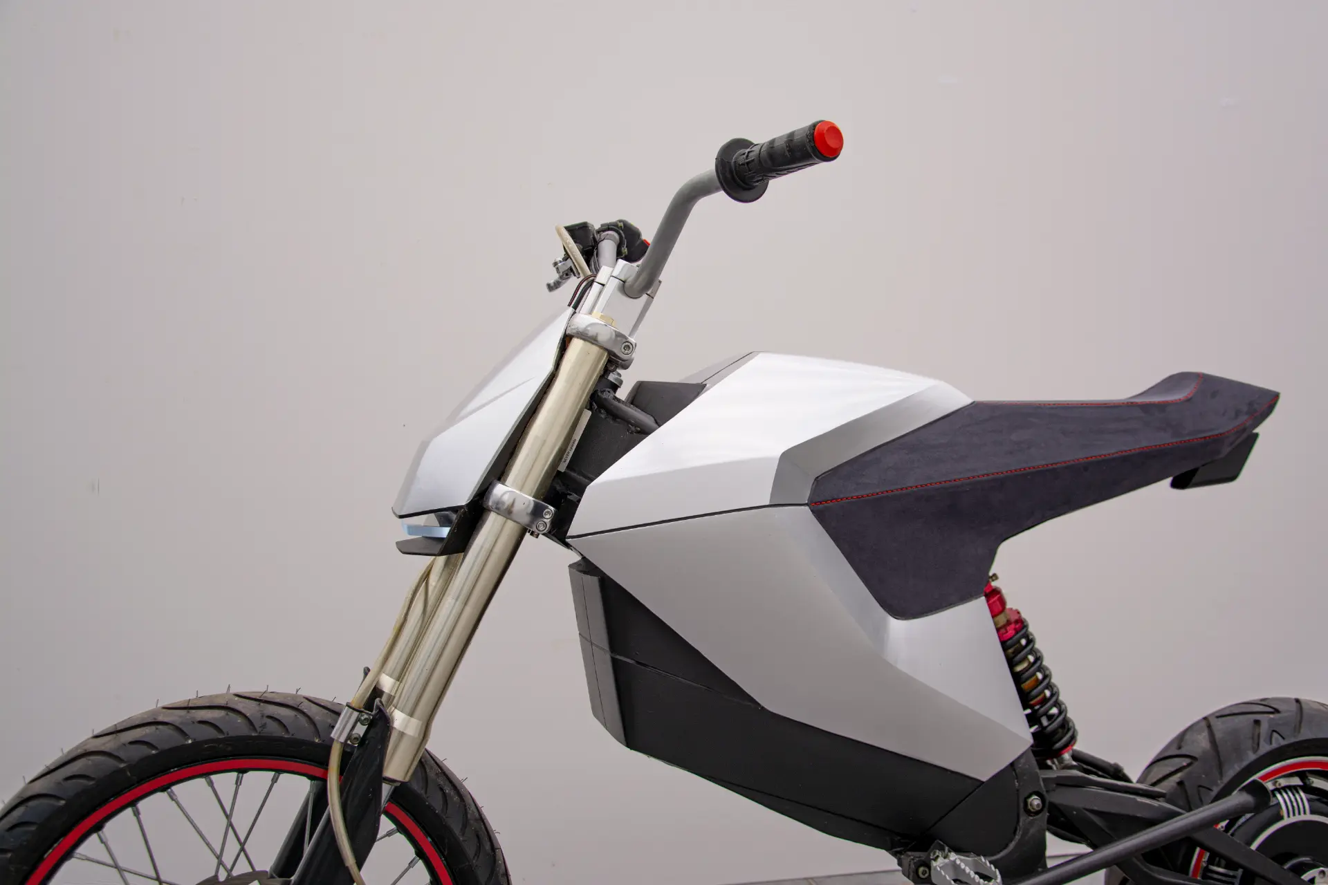 Three-quarter view of the E-moto cockpit, seat and bodywork